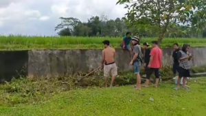 _ Perkumpulan warga Desa Bontobangun, HARMITU kerja Bakti membersihkan Saluran Drainase.*