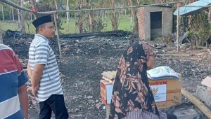 _ Jumliadi Caleg PDIP di lokasi Kebakaran di Desa Singa Kec. Herlang Kab. Bulukumba.*