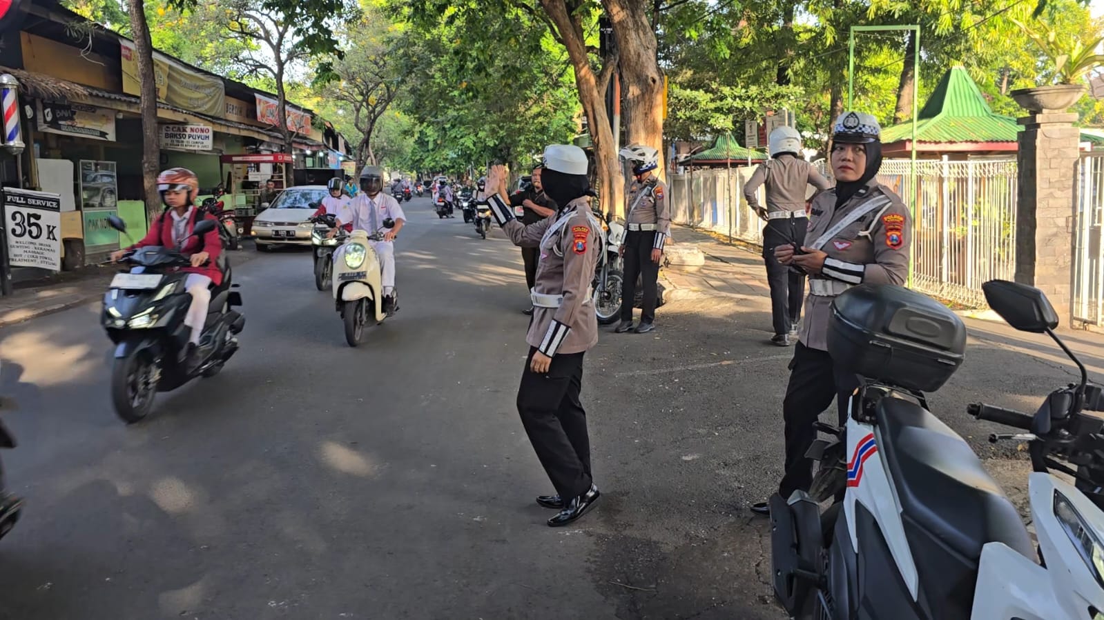 Patroli Srikandi Giri Berbasis Kendaraan Listrik untuk Edukasi Lalu Lintas Ramah Lingkungan