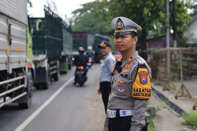 Satlantas Polres Gresik Gelar Pengendalian Operasional Kendaraan Barang, Jamin Kelancaran Lalu Lintas Selama Nataru